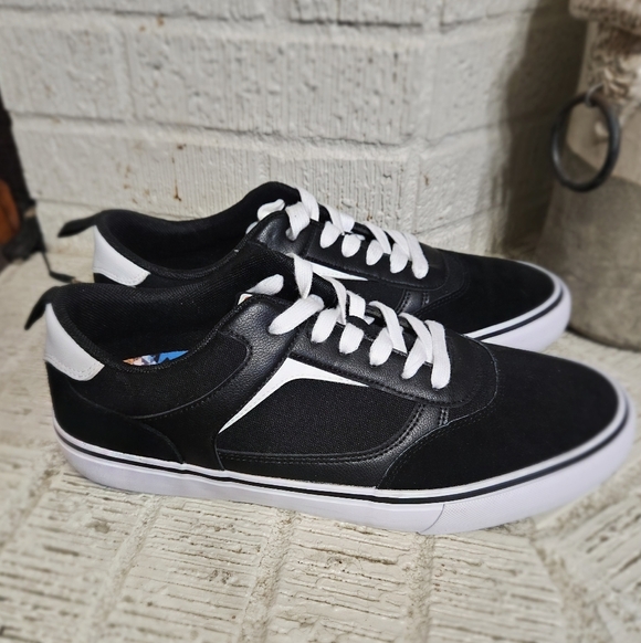 Airwalk Black and White Men's Shoes - Picture 3 of 6